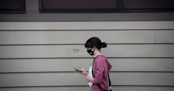 Mujer con máscara caminando